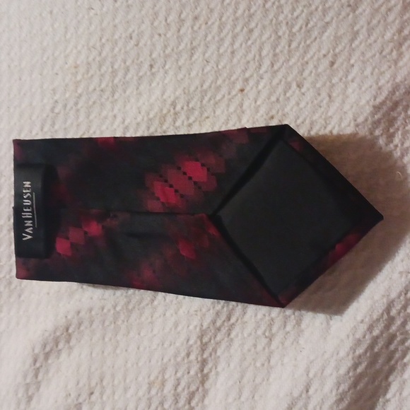 NWOT. Van Heusen Silk Tie. - Picture 2 of 3